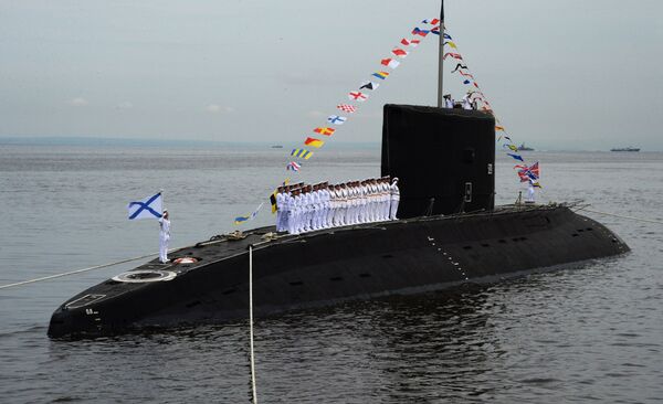 Un submarino de la clase Varshavianka durante el desfile naval celebrado en Vladivostok - Sputnik Mundo