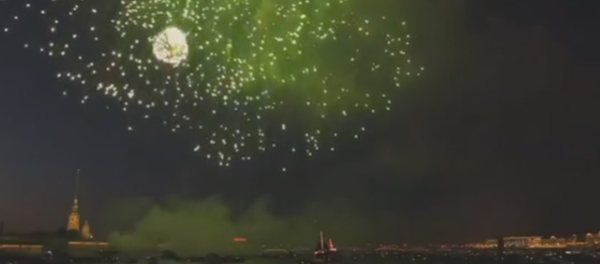 Fuegos artificiales adornan el cielo de San Petersburgo - Sputnik Mundo