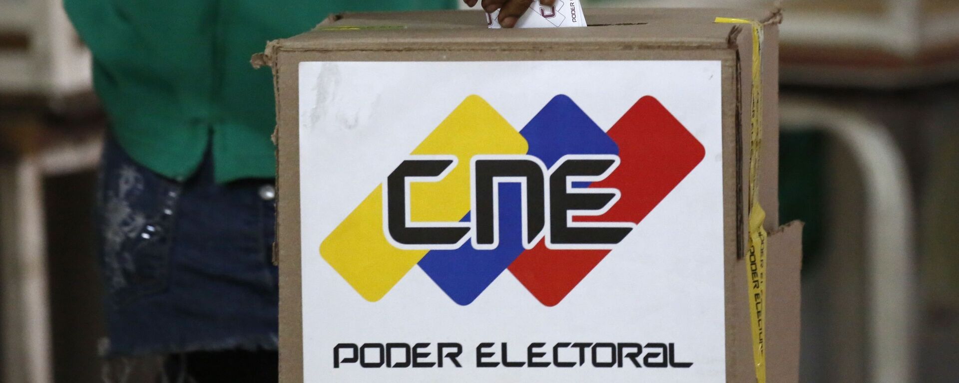 A voter casts a ballot during the Constituent Assembly election in Caracas, Venezuela - Sputnik Mundo, 1920, 02.12.2021