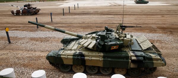 El tanque T-72 operado por el equipo de Angola, Uganda y Laos durante la competencia en el Army Games 2017 - Sputnik Mundo