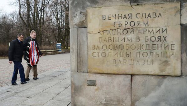 Dejando flores en las tumbas de los soldados soviéticos en Polonia - Sputnik Mundo