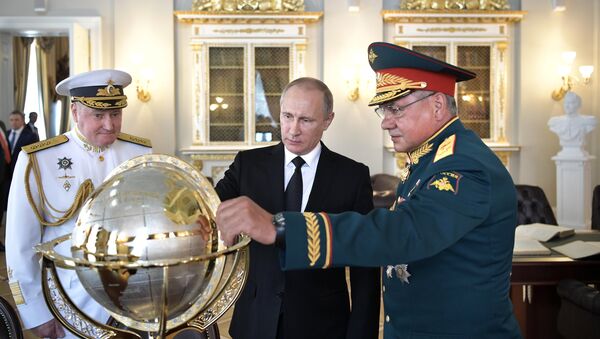 Vladímir Putin, presidente de Rusia, durante su visita a los edificios históricos del Almirantazgo en San Petersburgo (a su izquierda: el almirante Vladimir Korolev, comandante de la Armada rusa; a su derecha: Serguéi Shoigú, el ministro de Defensa ruso) Vladímir Putin, presidente de Rusia, durante su visita a los edificios históricos del Almirantazgo en San Petersburgo (a su izquierda: el almirante Vladimir Korolev, comandante de la Armada rusa; a su derecha: Serguéi Shoigú, el ministro de Defensa ruso) - Sputnik Mundo
