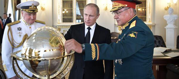 Vladímir Putin, presidente de Rusia, durante su visita a los edificios históricos del Almirantazgo en San Petersburgo (a su izquierda: el almirante Vladimir Korolev, comandante de la Armada rusa; a su derecha: Serguéi Shoigú, el ministro de Defensa ruso) Vladímir Putin, presidente de Rusia, durante su visita a los edificios históricos del Almirantazgo en San Petersburgo (a su izquierda: el almirante Vladimir Korolev, comandante de la Armada rusa; a su derecha: Serguéi Shoigú, el ministro de Defensa ruso) - Sputnik Mundo