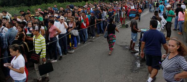 Venezolanos cruzando la frontera con Colombia (archivo) Venezolanos cruzando la frontera con Colombia (archivo) - Sputnik Mundo