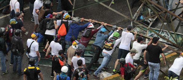 La oposición venezolana bloquea las vías en Caracas La oposición venezolana bloquea las vías en Caracas - Sputnik Mundo