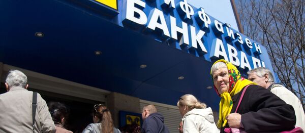 Clientes de Raiffeisen Bank Aval en Simferópol, abril de 2014 - Sputnik Mundo