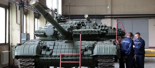 Un tanque T-72 en la planta de vehículos blindados de Lvov - Sputnik Mundo