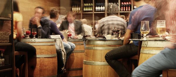 En un bar (archivo) - Sputnik Mundo