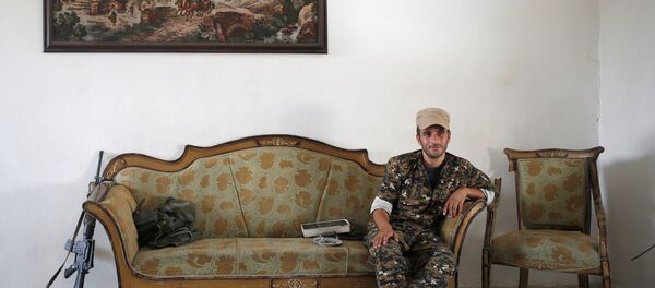 Un combatiente kurdo en Siria - Sputnik Mundo