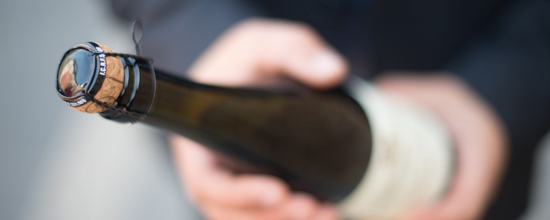 Una botella de champán (imagen referencial) Una botella de champán (imagen referencial) - Sputnik Mundo, 1920, 01.08.2021