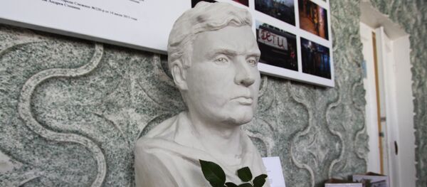 Busto del corresponsal gráfico ruso Andréi Stenin - Sputnik Mundo