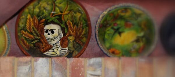 Un plato decorativo que conmemora el Día de los Muertos en México (imagen referencial) - Sputnik Mundo