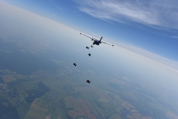 Bellas y valientes: paracaidistas rusas baten un récord - Sputnik Mundo