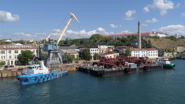 Llega a Kerch el primer soporte flotante para los arcos del puente de Crimea Llega a Kerch el primer soporte flotante para los arcos del puente de Crimea - Sputnik Mundo