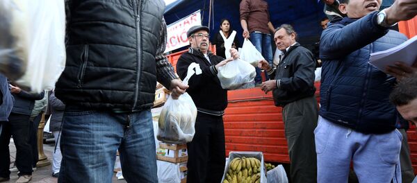Agricultores argentinos regalando bananas en Buenos Aires Agricultores argentinos regalando bananas en Buenos Aires - Sputnik Mundo