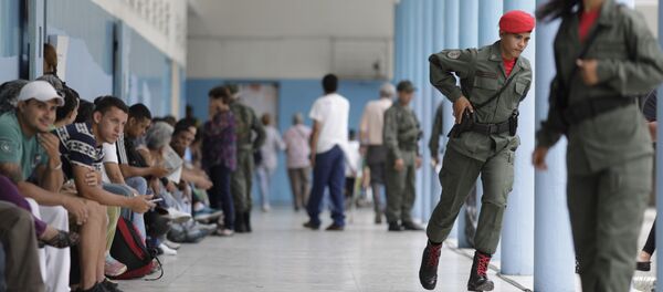 Personas esperando a votar en la Asamblea Nacional Constituyente en Venezuela - Sputnik Mundo