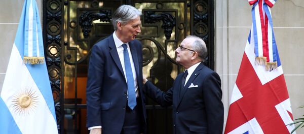 El ministro británico de Economía, Philip Hammond, y el ministro de Relaciones Exteriores argentino, Jorge Faurie El ministro británico de Economía, Philip Hammond, y el ministro de Relaciones Exteriores argentino, Jorge Faurie - Sputnik Mundo