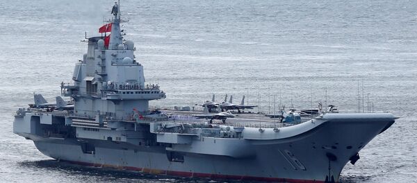 Miembros de la Armada china son vistos a bordo del portaviones Liaoning mientras navega hacia Hong Kong (imagen referencial) - Sputnik Mundo
