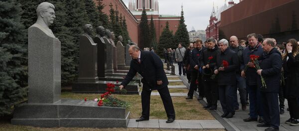 Presidente del Comité Central del Partido Comunista GennadI Ziugánov deposita flores en la tumba de Iósif Stalin a la pared del Kremlin de Moscú - Sputnik Mundo