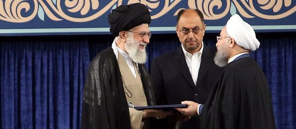 El líder supremo de Irán, el ayatolá Alí Jameneí y el presidente del Irán, Hasán Rohani - Sputnik Mundo