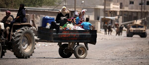 Los sirios huyendo de Al Raqa (archivo) - Sputnik Mundo