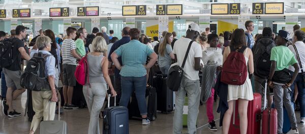 Colas en el aeropuerto de Barcelona, España (archivo) - Sputnik Mundo
