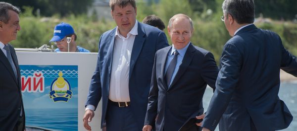 El presidente ruso, Vladímir Putin, durante una visita al Baikal el 4 de agosto de 2017 - Sputnik Mundo
