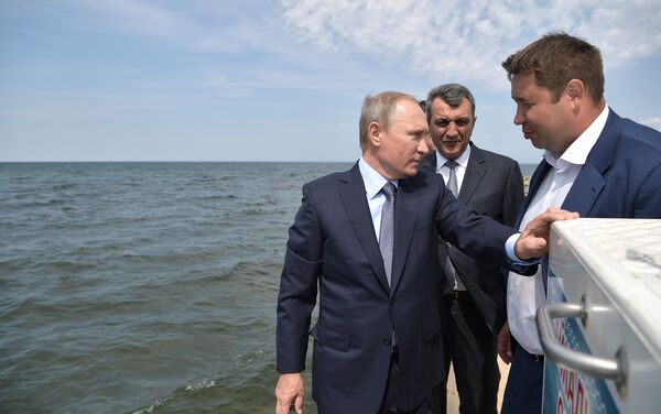 El presidente ruso, Vladímir Putin, durante una visita al Baikal el 4 de agosto de 2017 - Sputnik Mundo