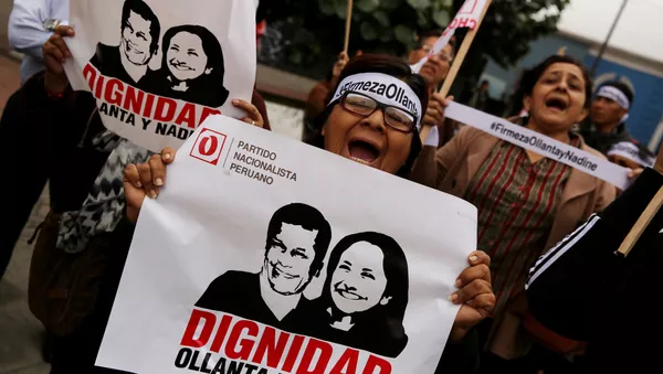 Miembros del Partido Nacionalista Peruano muestran su apoyo al expresidente Ollanta Humala y su esposa Nadine Heredia en las afueras del juzgado en Lima, Perú - Sputnik Mundo