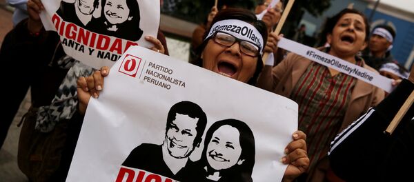 Miembros del Partido Nacionalista Peruano muestran su apoyo al expresidente Ollanta Humala y su esposa Nadine Heredia en las afueras del juzgado en Lima, Perú - Sputnik Mundo