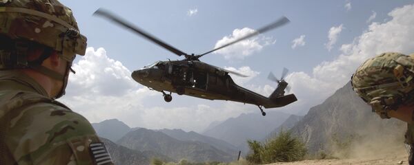 Soldiers with the U.S. Army's 2nd Battalion 27th Infantry Regiment based in Hawaii, pull security as a Blackhawk helicopter lands during an assessment mission to Observation Point Mace days after insurgents attacked four outposts in the area killing some two dozen members of Afghan security forces Saturday, July 9, 2011 in Kunar province, Afghanistan Soldiers with the U.S. Army's 2nd Battalion 27th Infantry Regiment based in Hawaii, pull security as a Blackhawk helicopter lands during an assessment mission to Observation Point Mace days after insurgents attacked four outposts in the area killing some two dozen members of Afghan security forces Saturday, July 9, 2011 in Kunar province, Afghanistan - Sputnik Mundo