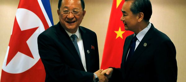 Ministros de Exteriores de Corea del Norte, Ri Yong-ho, con su homólogo chino, Wang Yi - Sputnik Mundo