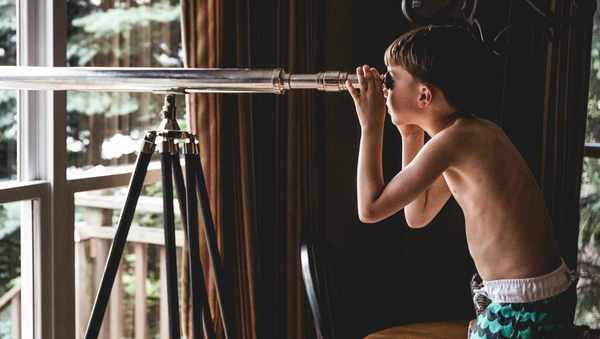 Un niño con un telescopio - Sputnik Mundo