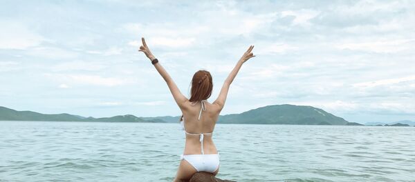 Chica en bikini (imagen referencial) - Sputnik Mundo