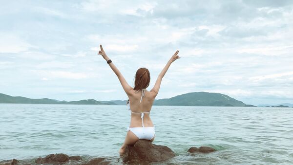 Chica en bikini (imagen referencial) - Sputnik Mundo