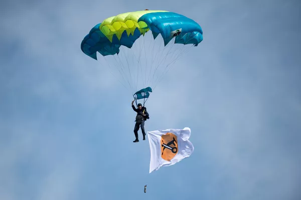 Durante los juegos Rembat, se celebran además diferentes espectáculos de demostración, como combates cuerpo a cuerpo, paracaidismo o desfiles militares. Durante los juegos Rembat, se celebran además diferentes espectáculos de demostración, como combates cuerpo a cuerpo, paracaidismo o desfiles militares. - Sputnik Mundo