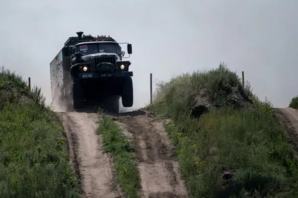 Cada equipo está compuesto por 28 personas entre el capitán, los chóferes, el personal técnico, auxiliares, reservistas y los entrenadores que instruyen a los concursantes. Cada equipo está compuesto por 28 personas entre el capitán, los chóferes, el personal técnico, auxiliares, reservistas y los entrenadores que instruyen a los concursantes. - Sputnik Mundo