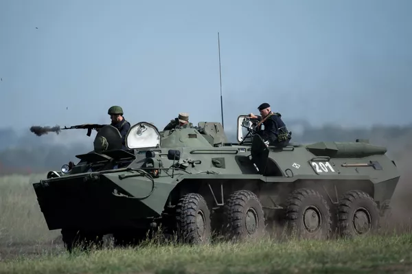 La tercera etapa es una carrera de relevos que combina tanto trayectos en vehículos militares como una pista de obstáculos que los participantes tienen que superar a pie. En la primera parte, los equipos imitan una evacuación de material bélico, después de la cual superan la pista de obstáculos dando muestras de su rapidez, fuerza y capacidad de resistencia. La tercera etapa es una carrera de relevos que combina tanto trayectos en vehículos militares como una pista de obstáculos que los participantes tienen que superar a pie. En la primera parte, los equipos imitan una evacuación de material bélico, después de la cual superan la pista de obstáculos dando muestras de su rapidez, fuerza y capacidad de resistencia. - Sputnik Mundo