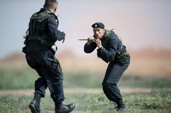 Durante los juegos Rembat, se celebran además diferentes espectáculos de demostración, como combates cuerpo a cuerpo, paracaidismo o desfiles militares. Durante los juegos Rembat, se celebran además diferentes espectáculos de demostración, como combates cuerpo a cuerpo, paracaidismo o desfiles militares. - Sputnik Mundo