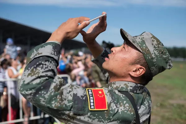 Durante los juegos Rembat, se celebran además diferentes espectáculos de demostración, como combates cuerpo a cuerpo, paracaidismo o desfiles militares. Durante los juegos Rembat, se celebran además diferentes espectáculos de demostración, como combates cuerpo a cuerpo, paracaidismo o desfiles militares. - Sputnik Mundo