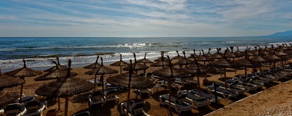 Playa turística en Marbella, España - Sputnik Mundo