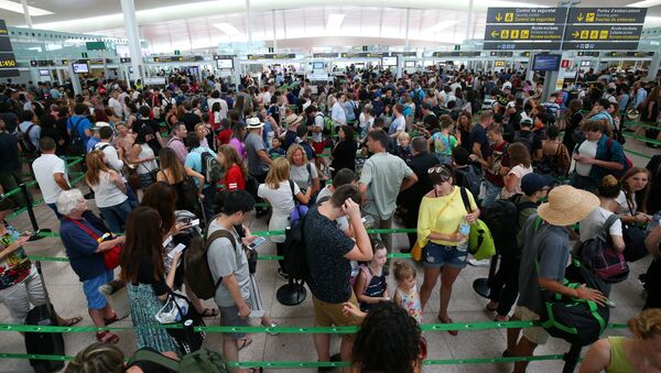 Colas en el aeropuerto de Barcelona, España (archivo) - Sputnik Mundo