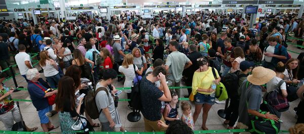 Colas en el aeropuerto de Barcelona, España (archivo) - Sputnik Mundo