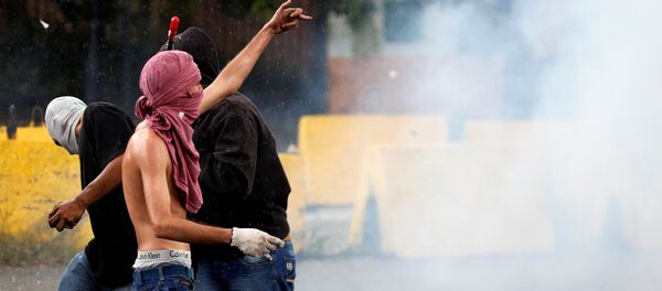Protestas en las afueras de la base militar de Valencia, Venezuela Protestas en las afueras de la base militar de Valencia, Venezuela - Sputnik Mundo