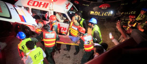 Ayuda a las víctimas en la zona de la explosión en Lahore, Pakistán - Sputnik Mundo
