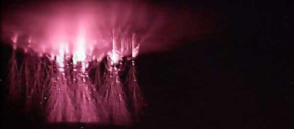 Relámpagos rojos en forma de medusa iluminan los cielos de Rusia - Sputnik Mundo