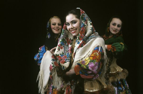 Una bailarina rusa en un chal tradicional de Pávlov Posad - Sputnik Mundo