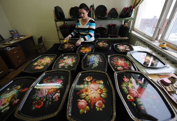 En la fábrica de la pintura decorativa de Zhóstovo - Sputnik Mundo