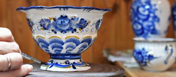 Trabajo en la tradicional técnica de Gzhel - Sputnik Mundo