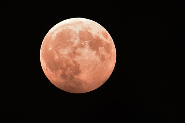 Un fenómeno planetario: las mejores fotos de la 'Luna de sangre' - Sputnik Mundo